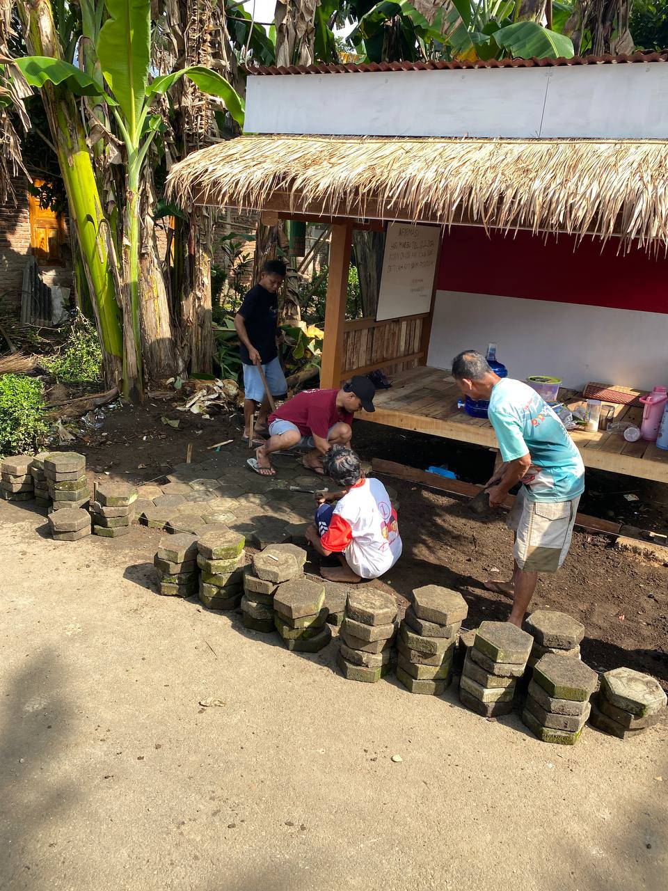 Gotong Royong Pemasangan Paving Block