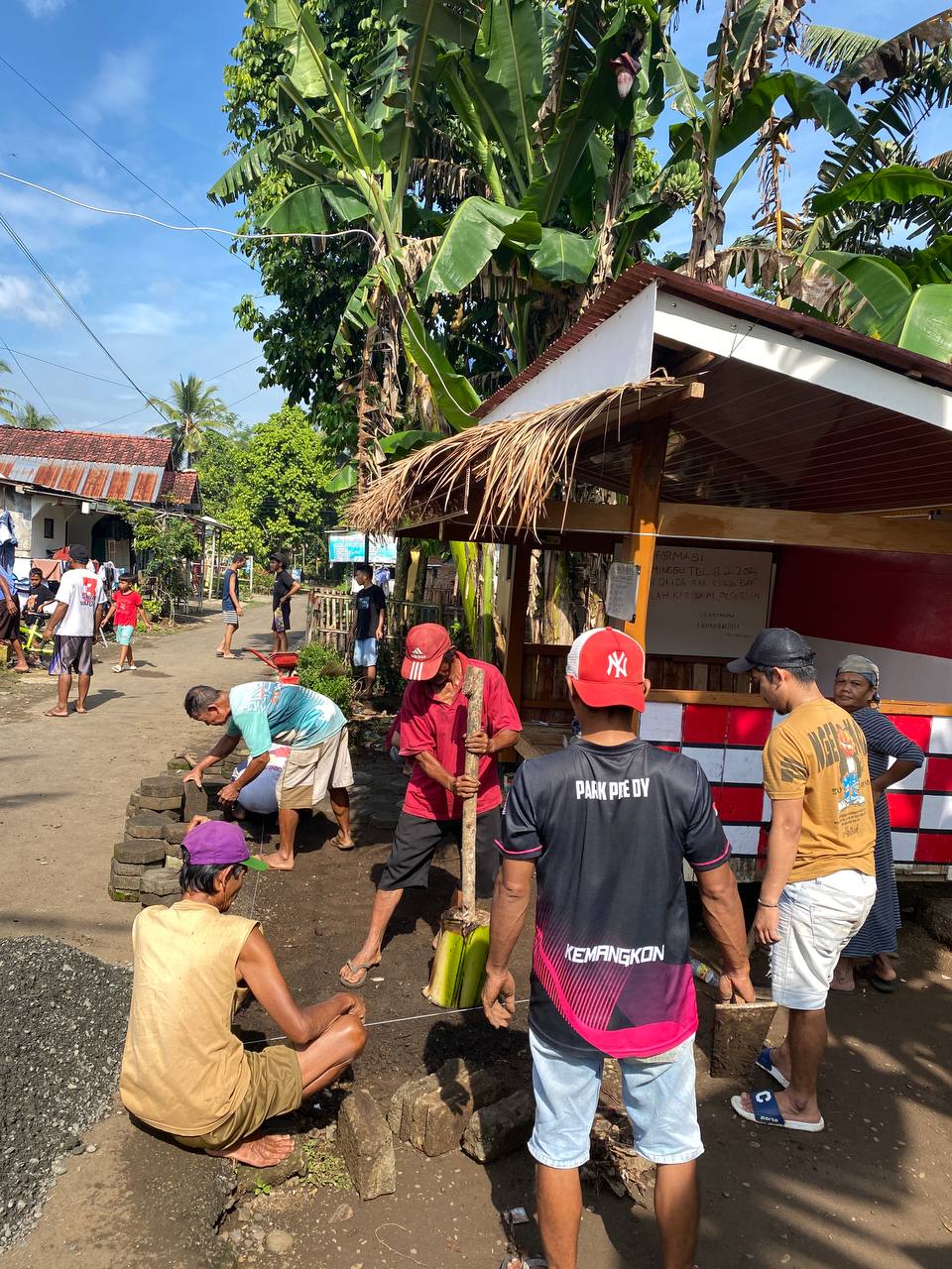Gotong Royong Pemasangan Paving Block