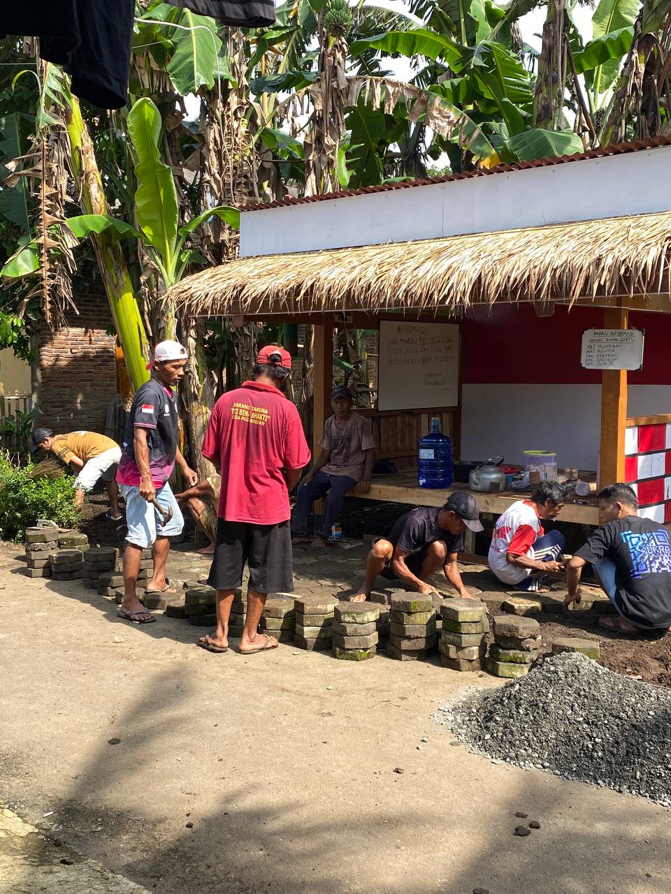 Gotong Royong Pemasangan Paving Block