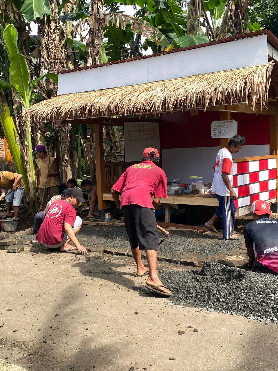 Gotong Royong Pemasangan Paving Block